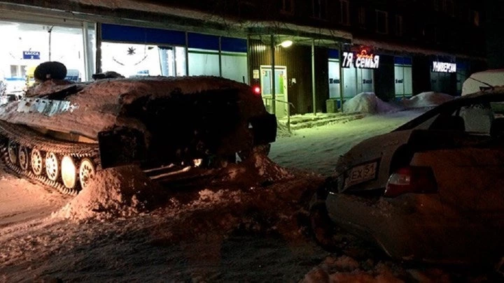Μπούκαρε με άρμα μάχης σε σουπερμάρκετ για… να κλέψει ένα μπουκάλι κρασί (βίντεο)